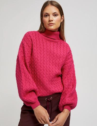 Fuksjowy damski sweter z bufiastymi rękawami i golfem