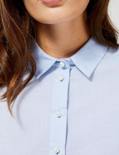 Klasyczna koszula damska błękitna z ozdobnymi guzikami