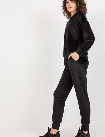 Czarny damski
komplet welurowy ze spodniami i
bluzą