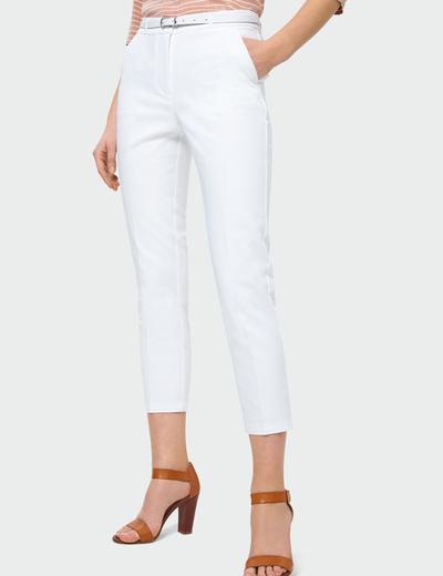 Białe eleganckie spodnie damskie z paskiem