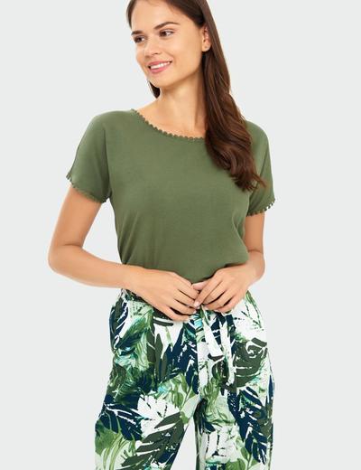 Spodnie damskie w zielone liście z ozdobnym wiązaniem - 7/8 nogawka