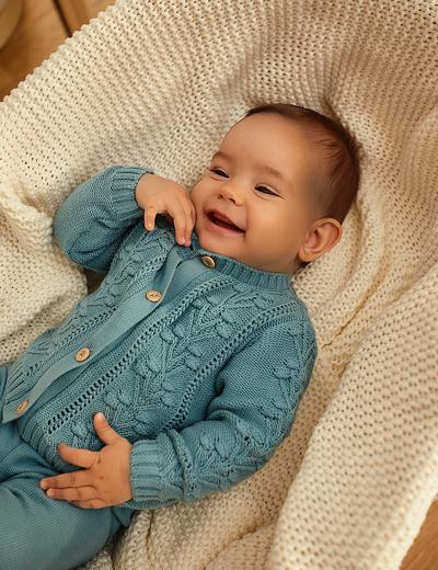 Niebieski sweter niemowlęcy z ozdobnym splotem
