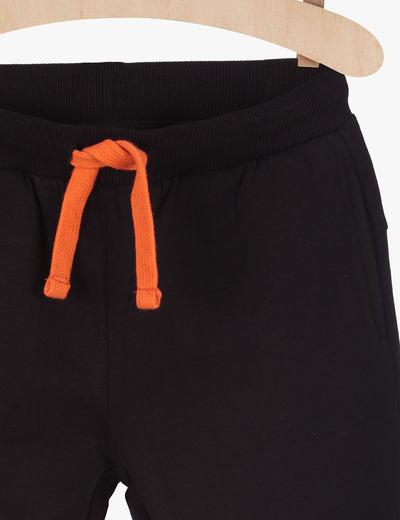 Dresowe spodnie z pomarańczowymi kontrastowymi nadrukami