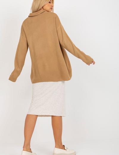 Camelowy
damski sweter oversize z
kołnierzykiem RUE PARIS