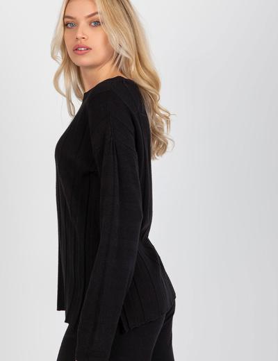 Czarny prążkowany sweter klasyczny z wiskozą