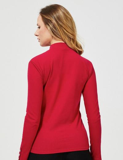Elegancki półgolf damski w kolorze czerwonym z ozdobnymi guzikami na rękawach
