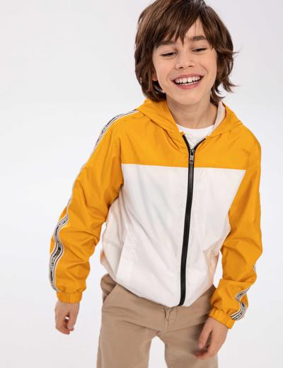 Żółta kurtka typu wiatrówka dla chłopca z kapturem