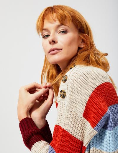 Kolorowy sweter damski z ozdobnymi guzikami