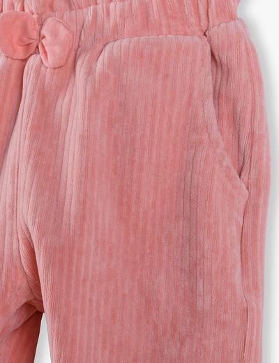 Spodnie dresowe z ozdobną kokardką - różowe w prążki