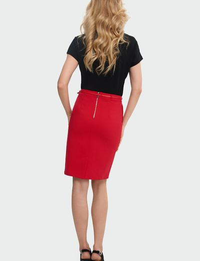 Czerwona ołówkowa spódnica z kieszeniami i ozdobnym paskiem