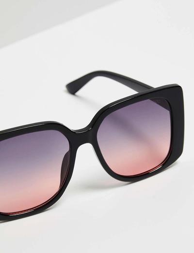 Okulary przeciwsłoneczne z prostokątnymi grubymi oprawkami