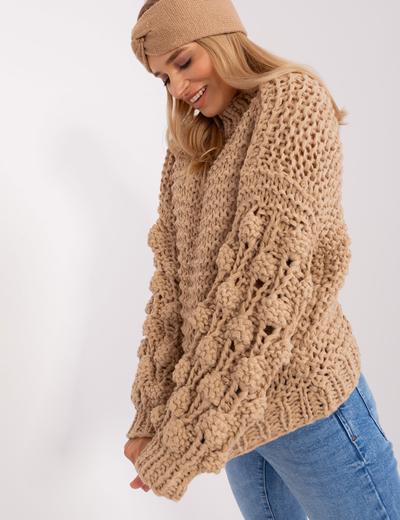 Beżowy sweter oversize z okrągłym dekoltem