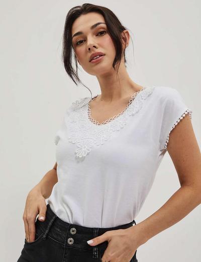 Biała bluzka damska z aplikacją przy dekolcie