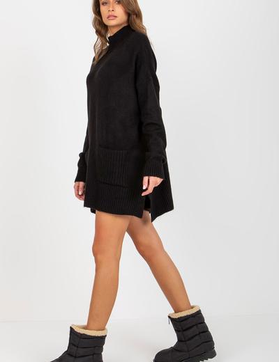 Czarny damski sweter oversize z półgolfem
