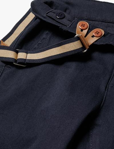 Granatowe eleganckie spodnie regular chłopięce z odpinanymi szelkami