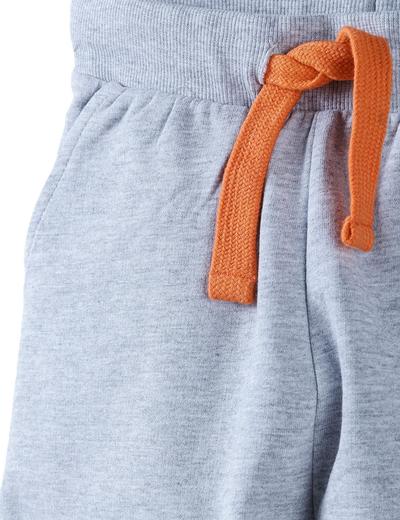 Spodnie dresowe chłopięce szare z pomarańczowymi wstawkami
