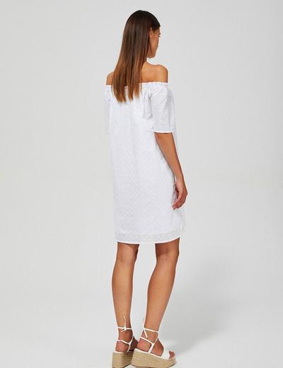 Ażurowa sukienka z odkrytymi ramionami - biała