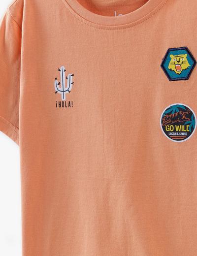 T-shirt chłopięcy pomarańczowy z ozdobnymi naszywkami