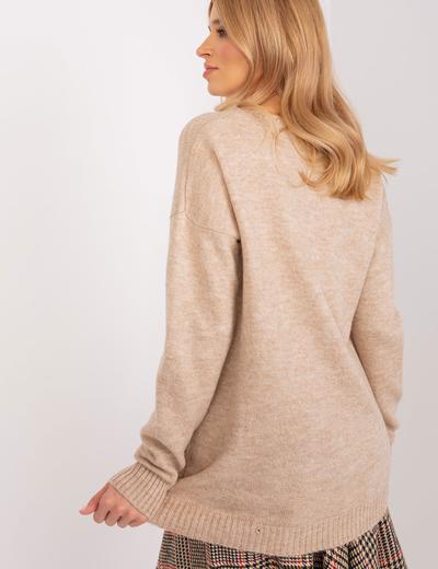 Sweter oversize z dekoltem V camelowy