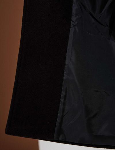 Czarny płaszcz damski jednorzędowy na jesień