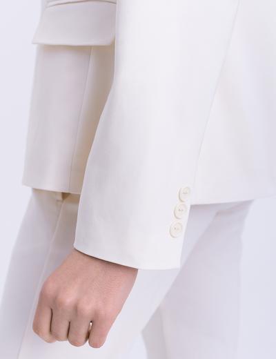 Elegancki, dopasowany, jednorzędowy żakiet biały