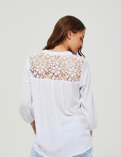 Biała wiskozowa koszula damska z koronką i wiązaniem przy dekolcie