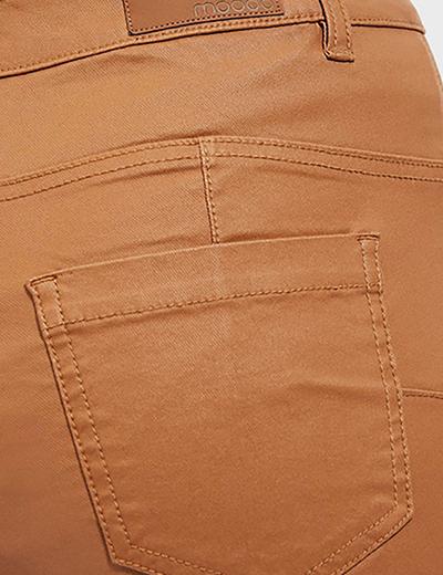 Karmelowe spodnie o dopasowanym kroju