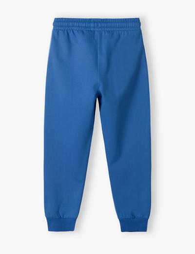Niebieskie spodnie dresowe regular z kieszeniami dla chłopca