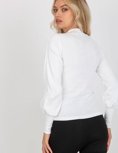 Biała prążkowana bluzka basic z półgolfem RUE PARIS
