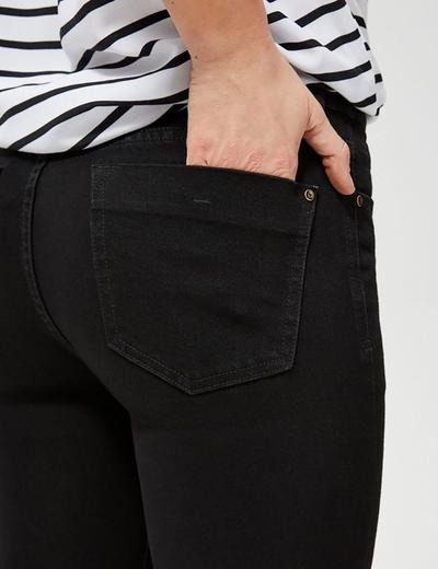 Czarne jeansy z dopasowanymi nogawkami i wysokim stanem- slim