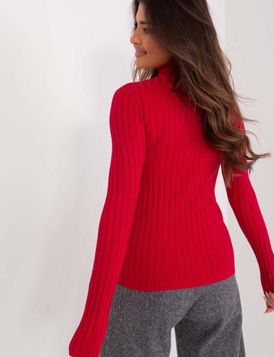 Czerwony dopasowany sweter damski prążkowany z golfem