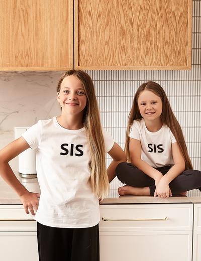 T-shirt dla dziewczynkii biały z napisem - SIS