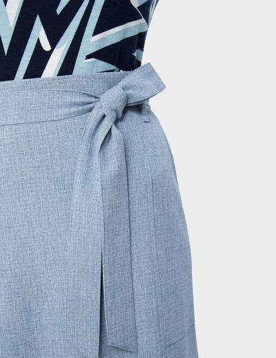 Niebieska ołówkowa spódnica damska z paskiem w talii