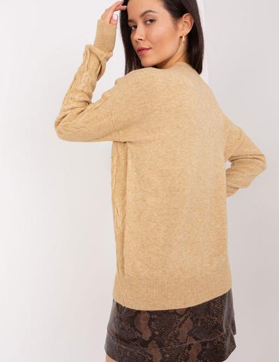 Sweter z warkoczami o luźnym kroju camelowy