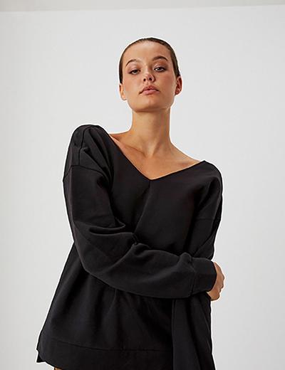 Bawełniana bluza dla kobiet z dekoldem w serek - czarna