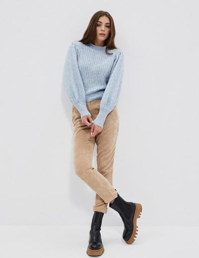 Błękitny sweter damski w prążki z bufiastymi rękawami