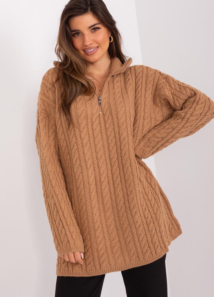 Camelowy sweter z warkoczami i suwakiem