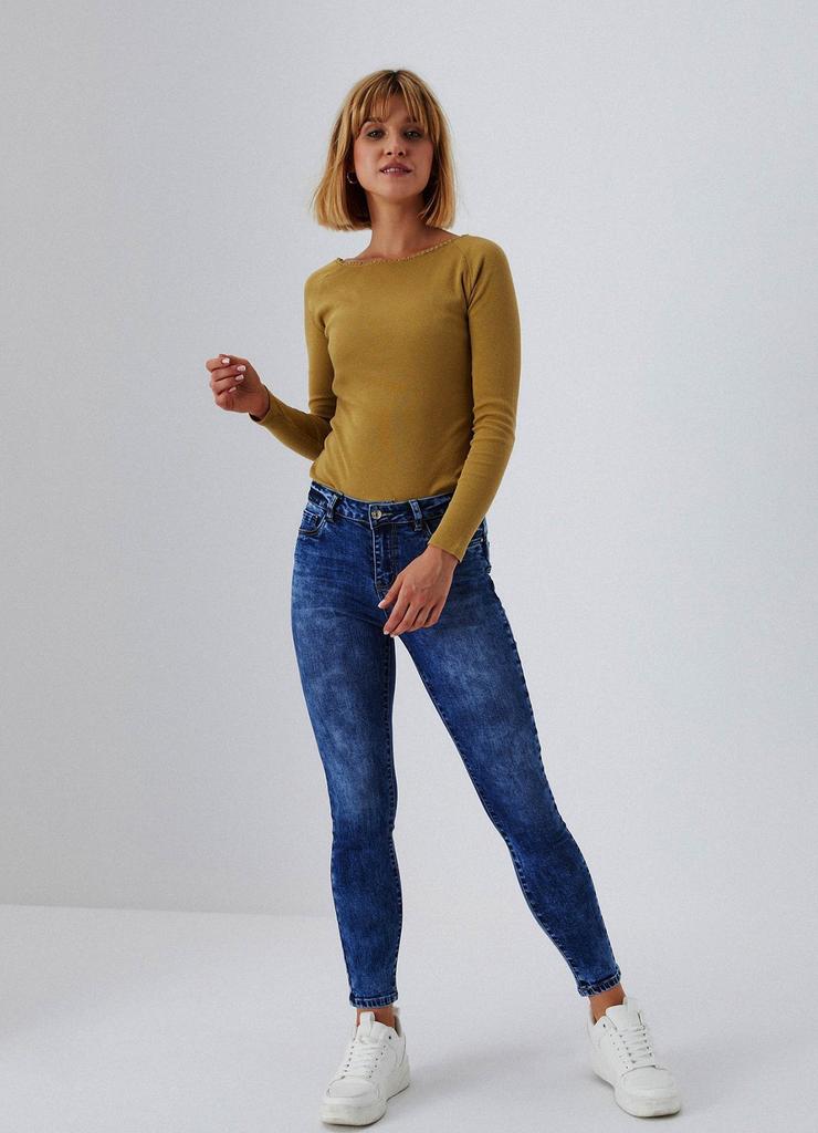 Spodnie jeansowe damskie z efektem sprania