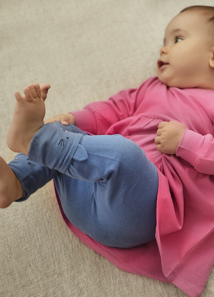 Niebieskie legginsy niemowlęce z odwijanymi nogawkami