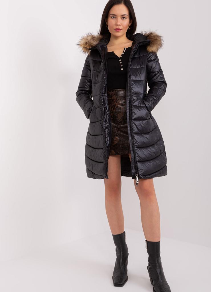 Czarna pikowana kurtka zimowa z futerkiem
