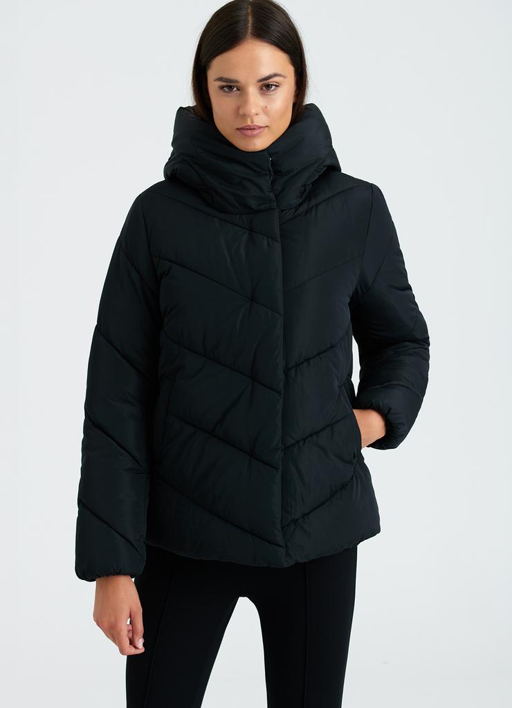 Czarna pikowana kurtka damska zimowa z kapturem
