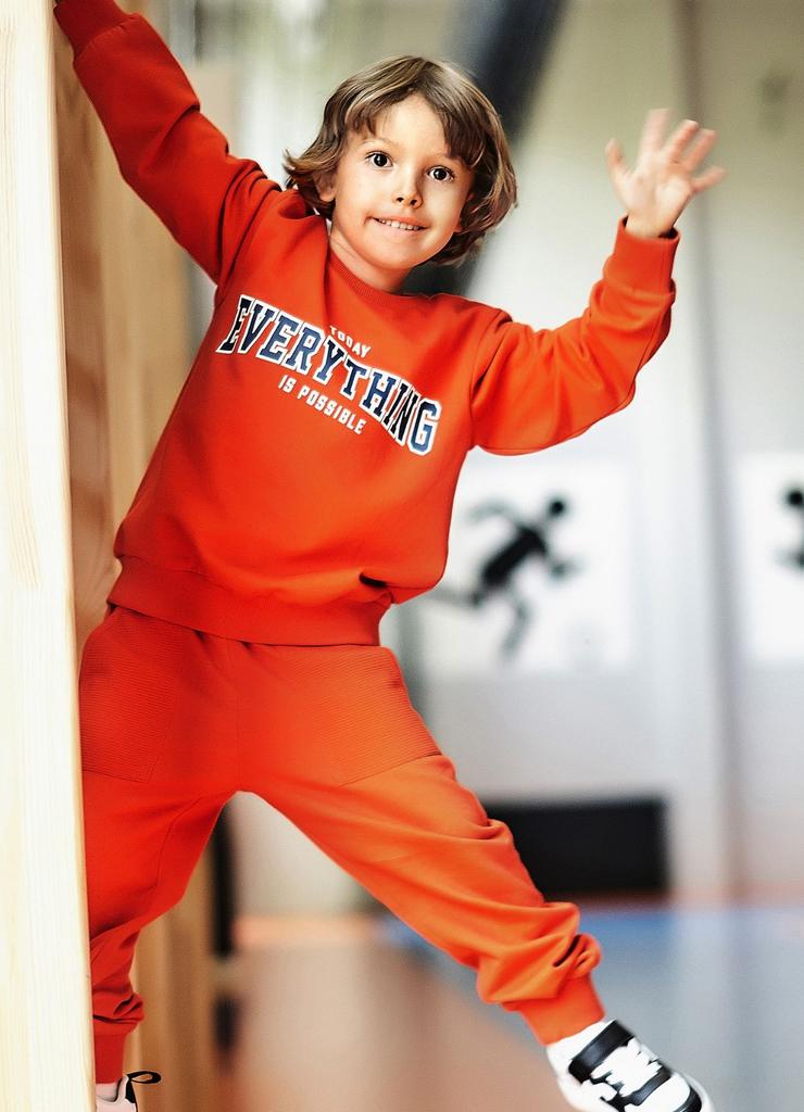 Pomarańczowe spodnie dresowe bawełniane dla chłopca