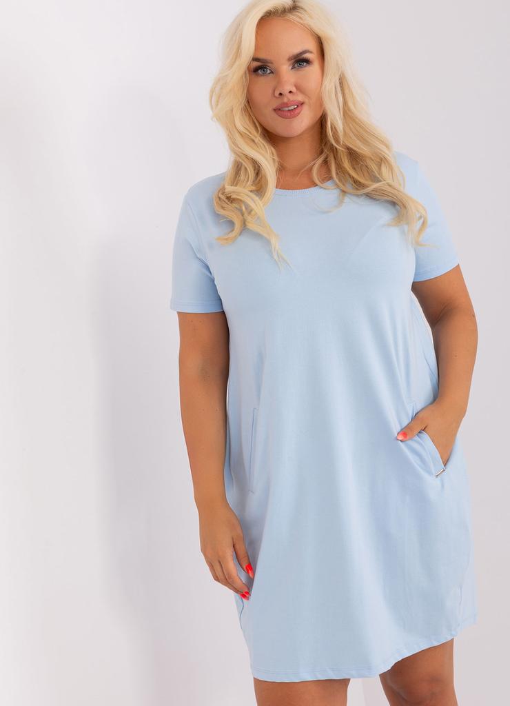 Jasnoniebieska sukienka plus size basic z kieszeniami