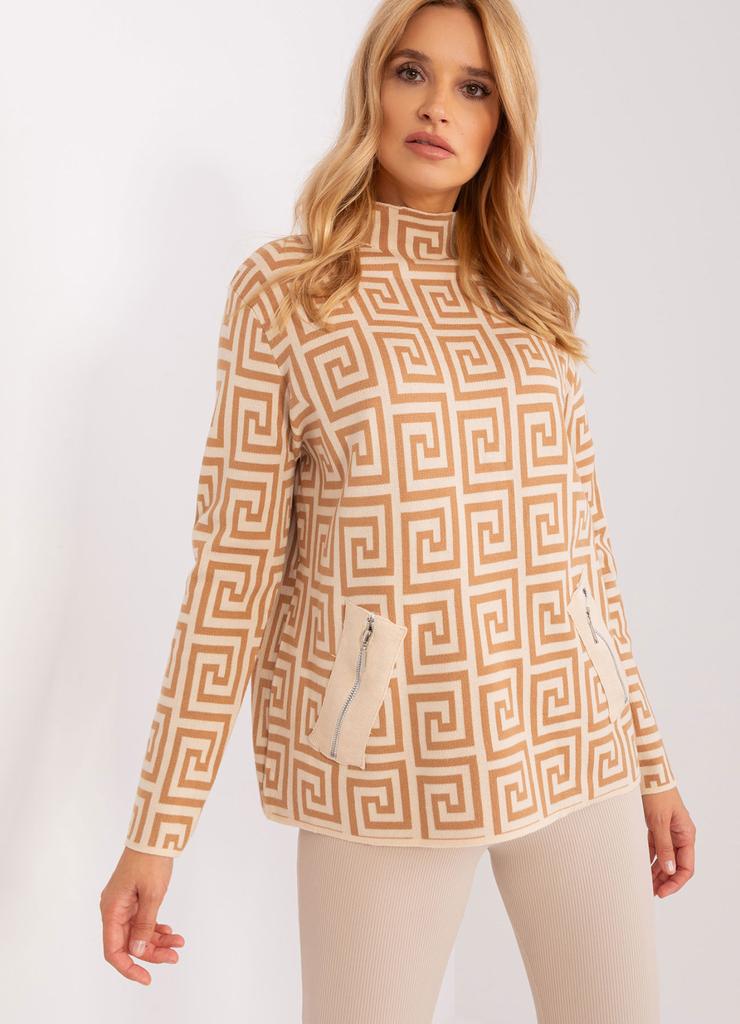 Camelowo-beżowy sweter z półgolfem we wzory