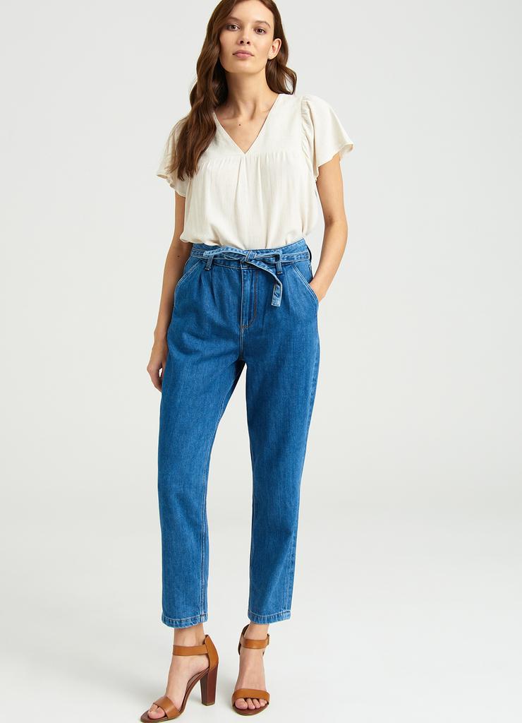 Jeansowe spodnie damskie wiązane w pasie