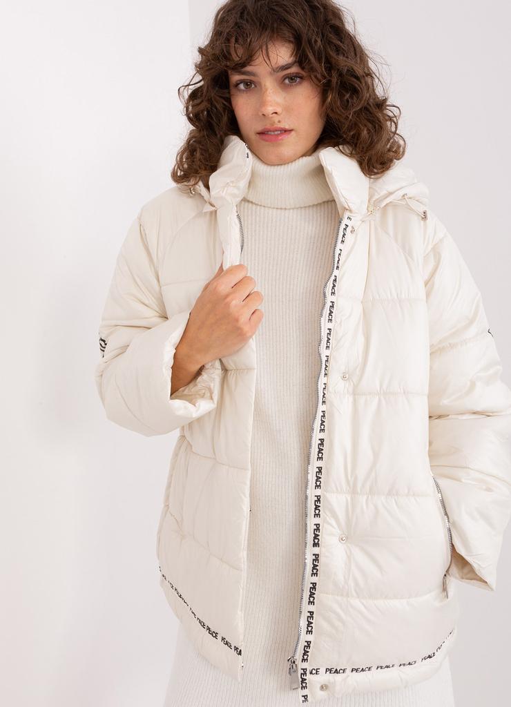 Jasnobeżowa pikowana kurtka zimowa z kapturem