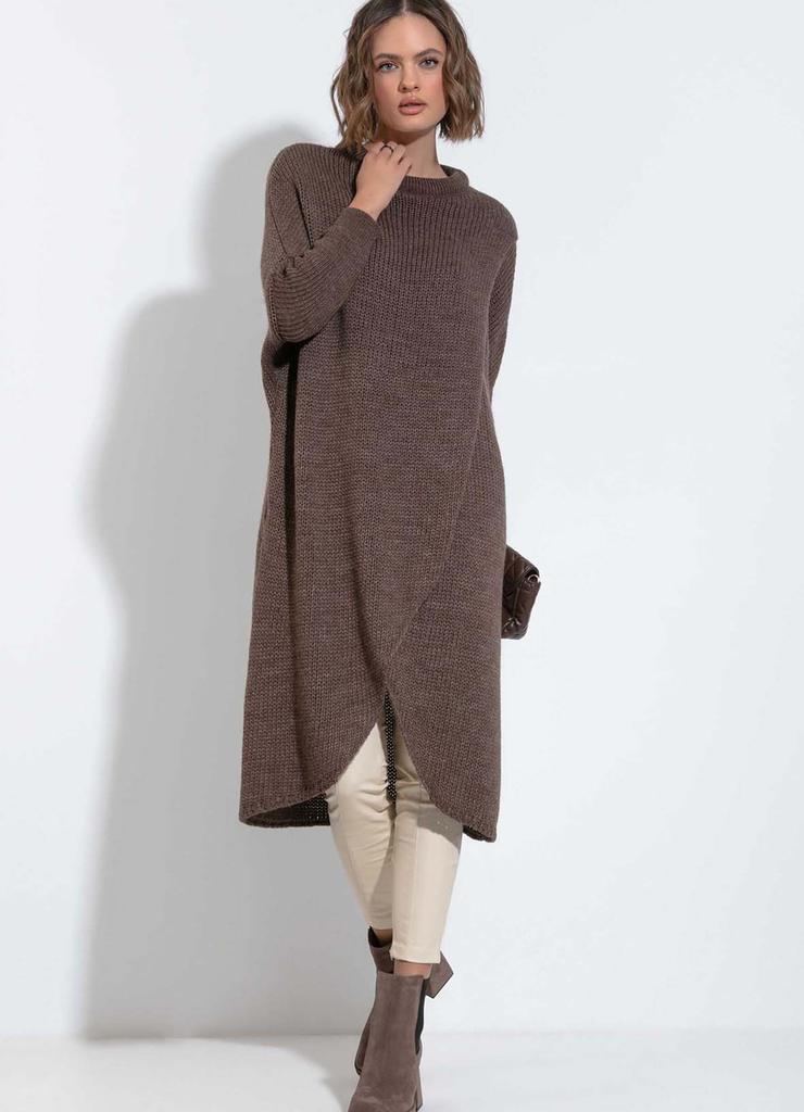 Długi sweter dzianinowy z rozcięciem - brązowy