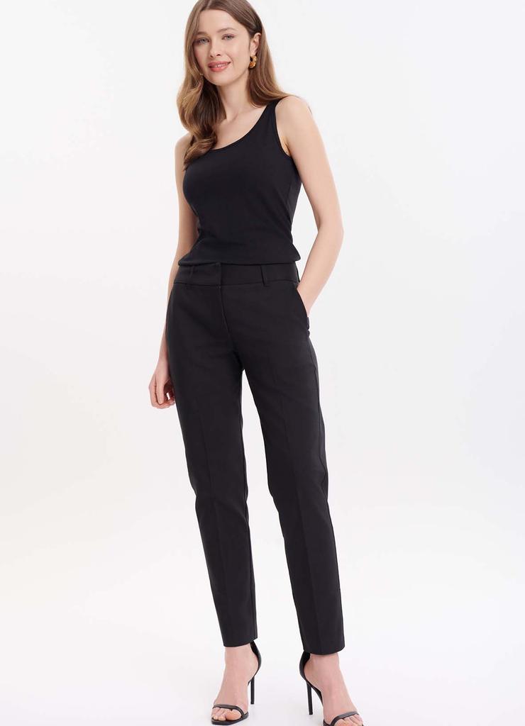 Czarne eleganckie spodnie damskie typu cygaretki
