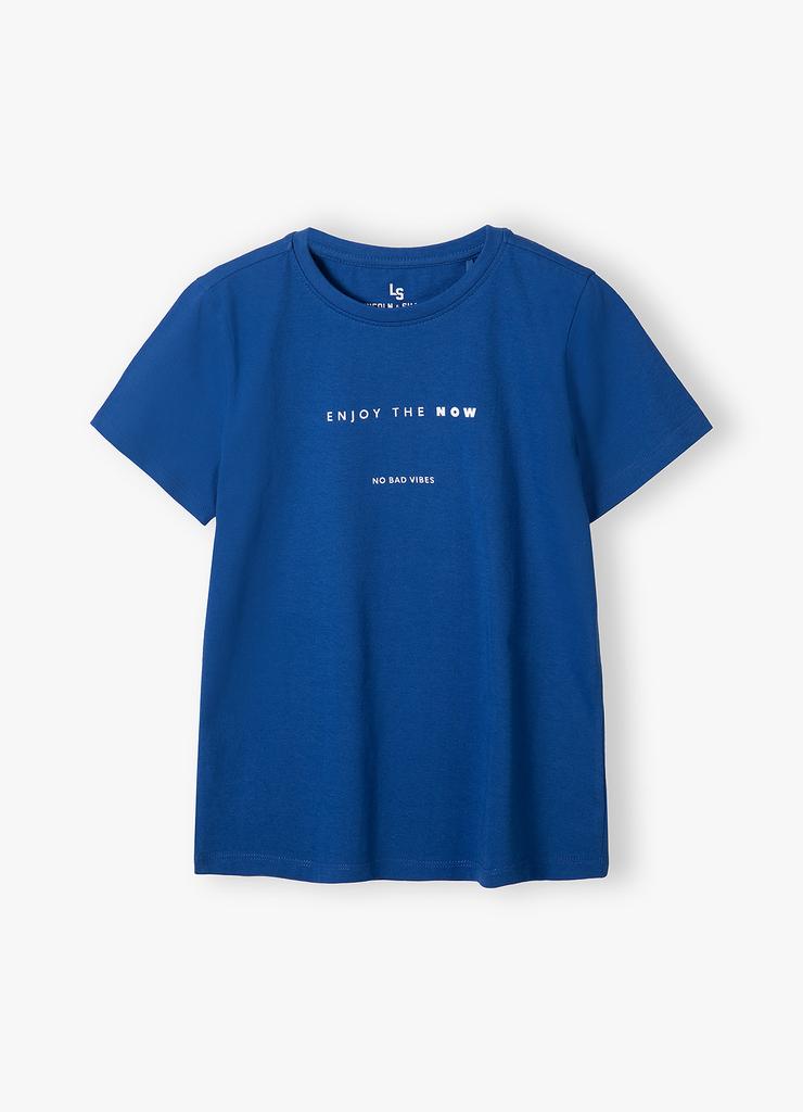 Niebieski dzianinowy t-shirt dla chłopca z napisem Enjoy the now