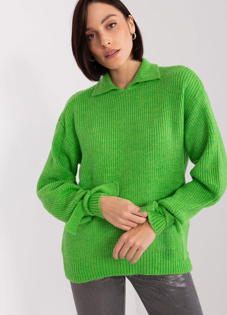 Jasnozielony sweter golf z wiązaniami na rękawach